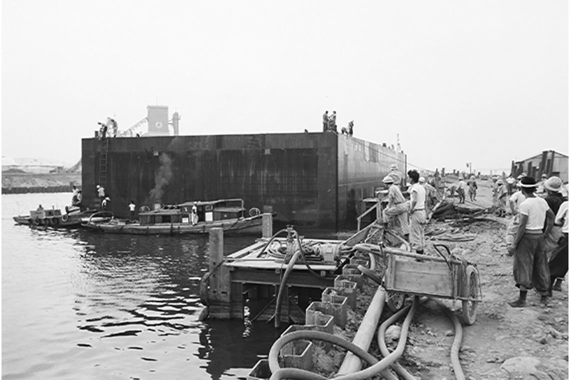 トンネル（沈埋函）を運搬している様子