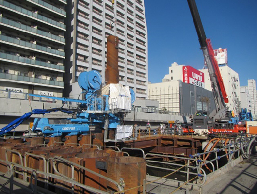 鋼管矢板基礎施工状況（ウォータージェット併用圧入工法）