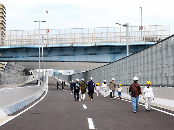 開通前の高速道路上を見学