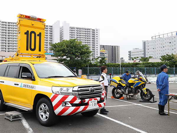 パトロールカー（通称黄パト）、パトロールバイク（通称黄バイ）を展示