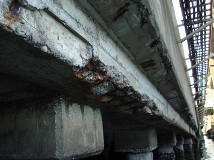 コンクリート剥離・鉄筋腐食