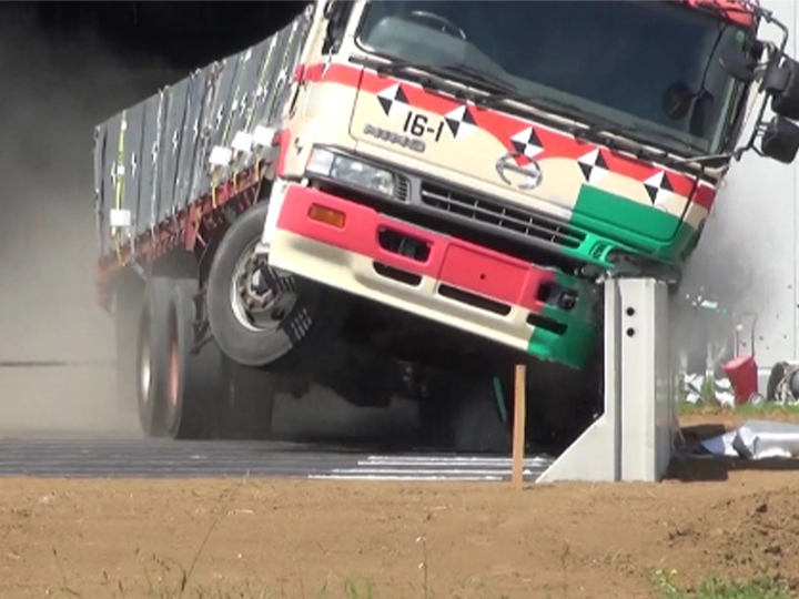 トラック衝突実験