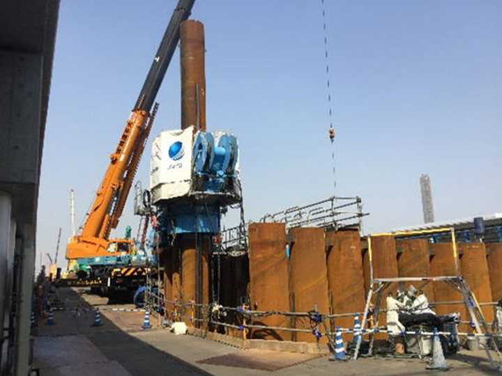 鋼管矢板基礎施工状況（ウォータージェット併用圧入工法）