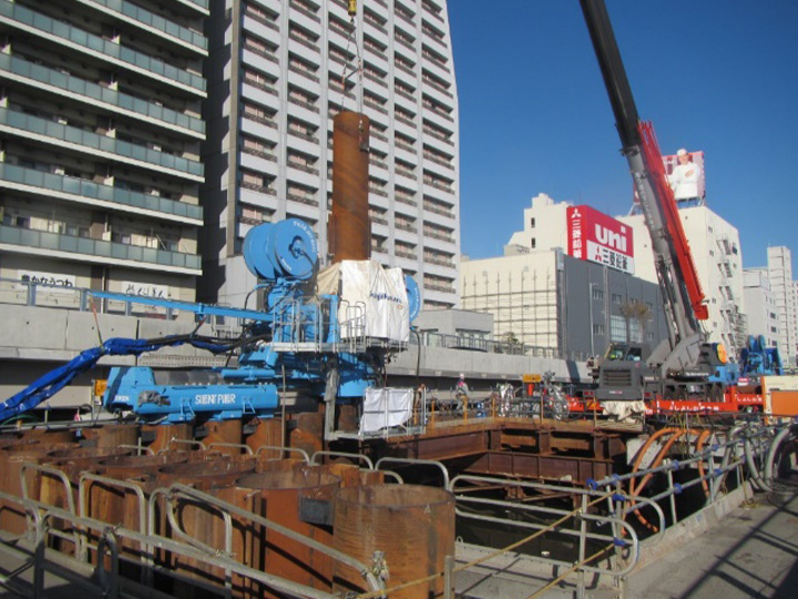 鋼管矢板基礎施工状況（ウォータージェット併用圧入工法）