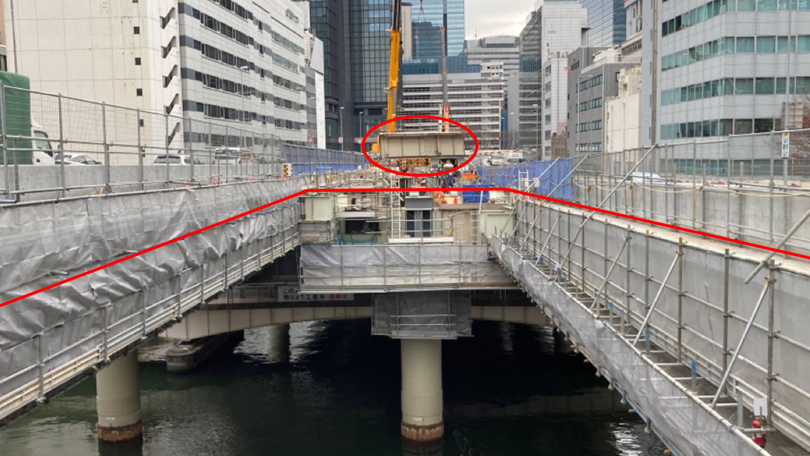 呉服橋・江戸橋出入口撤去の桁撤去工における「クレーンによる撤去（半 ...