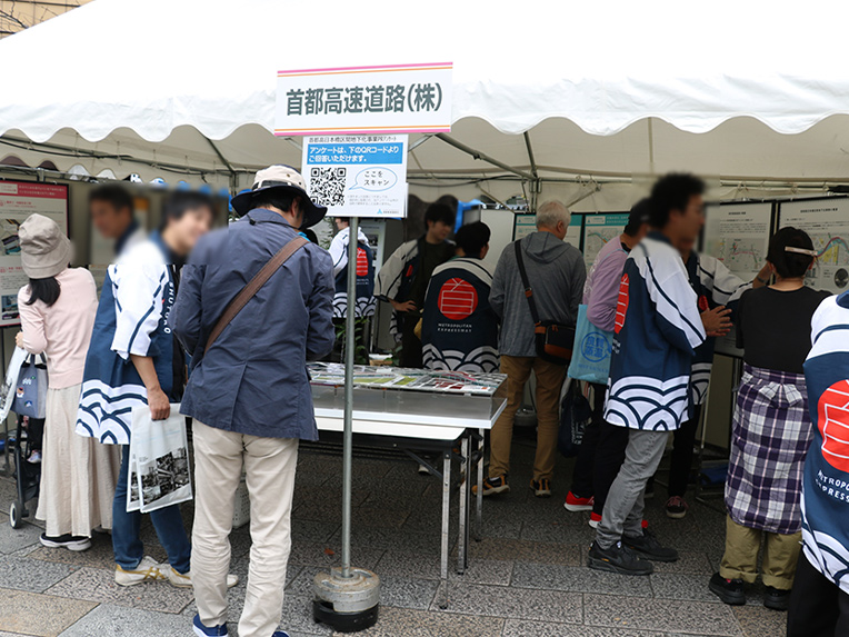 首都高ブースの様子（パネルや模型で説明）