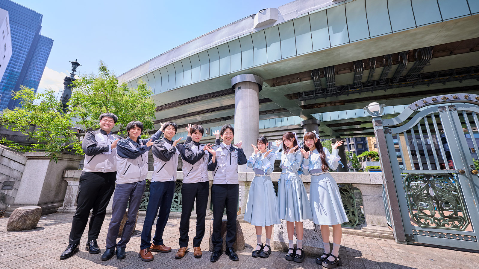 首都高社員と、高嶺のなでしこの城月菜央さん、橋本桃呼さん、籾山ひめりさん