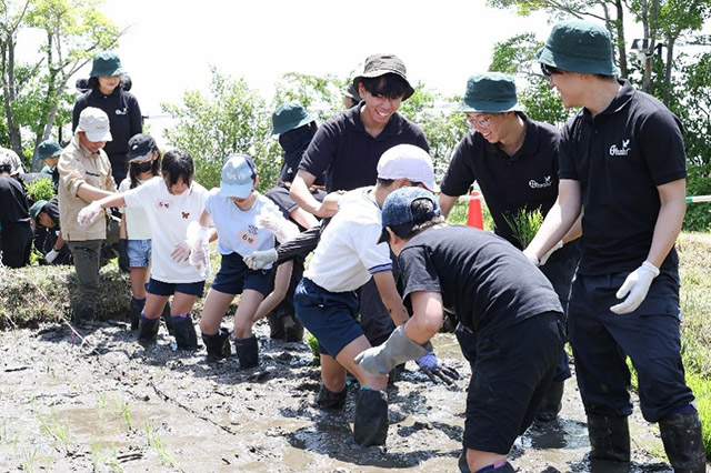 田んぼを歩く子どもたち